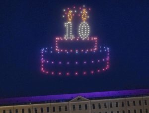 Spectacle de drones lumineux représentant un gâteau pour les 10 ans de l’INSA lors d’un événement anniversaire