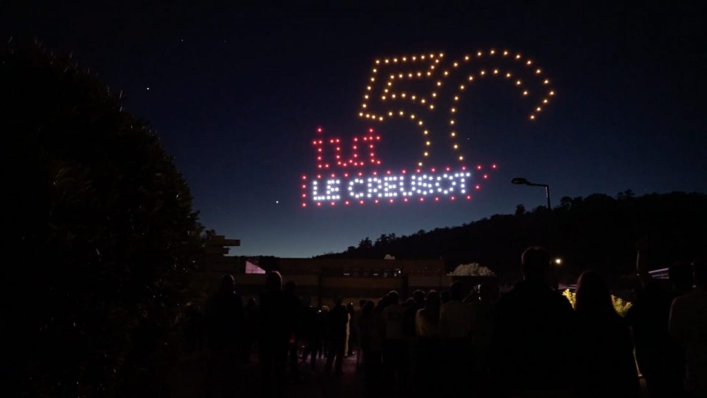 Spectacle de drones représentant le logo des 50 ans de l’IUT du Creusot dans le ciel