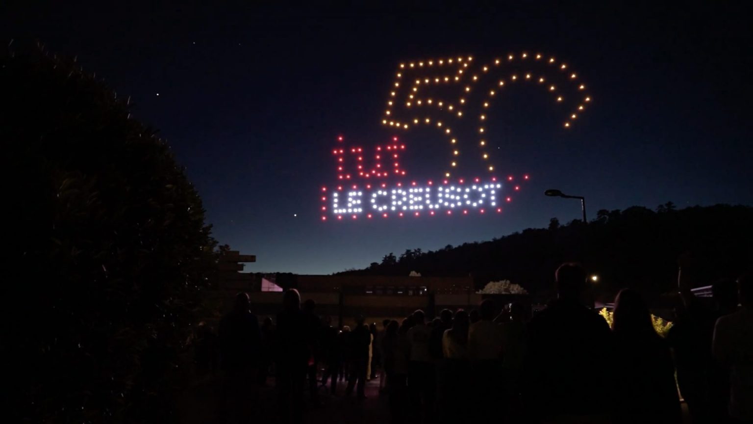 Spectacle de drones représentant le logo des 50 ans de l’IUT du Creusot dans le ciel