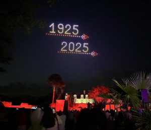 Spectacle de drones lumineux affichant 1925 – 2025 pour célébrer un centenaire d’entreprise