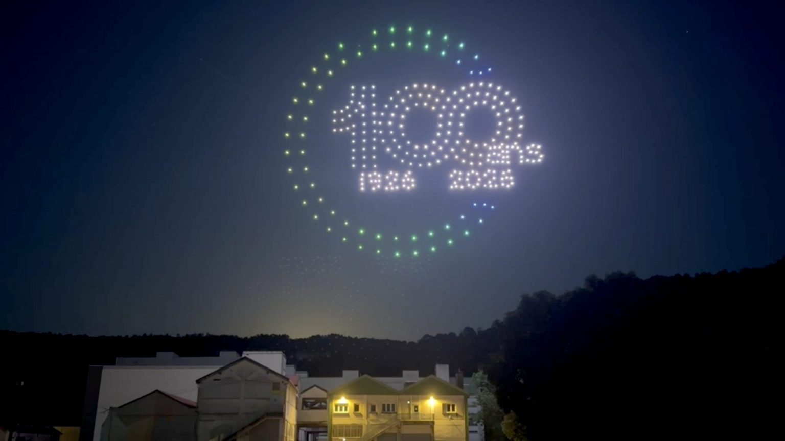 Logo des 100 ans d’Évole Énergie réalisé dans le ciel par un spectacle de 300 drones lumineux.