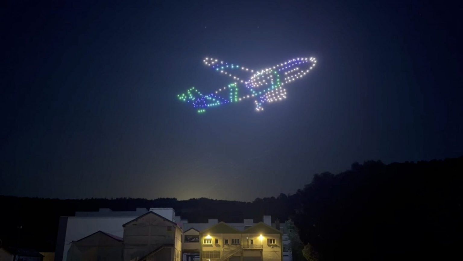 Avion représenté dans le ciel par 300 drones lumineux lors du spectacle des 100 ans d’Évole Énergie à Besançon.