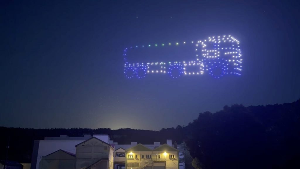 Camion-citerne représenté dans le ciel par 300 drones lumineux lors du spectacle des 100 ans d’Évole Énergie à Besançon.