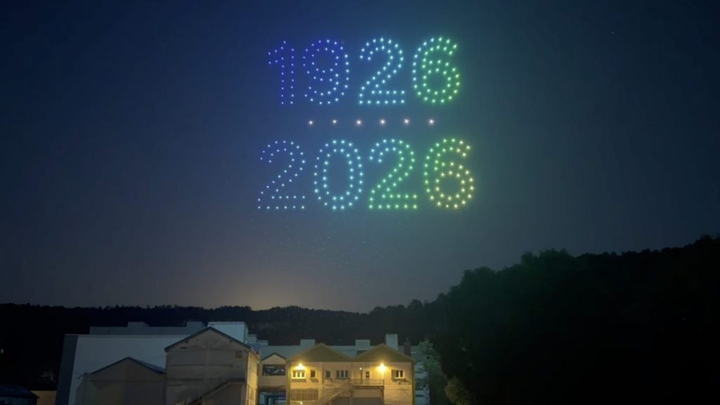 Dates 1926 - 2026 représentées dans le ciel par 300 drones lumineux lors du spectacle des 100 ans d’Évole Énergie à Besançon.