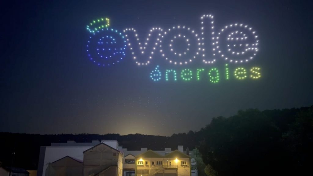 Logo Évole Énergie représenté dans le ciel par un spectacle de 300 drones lumineux à Besançon.