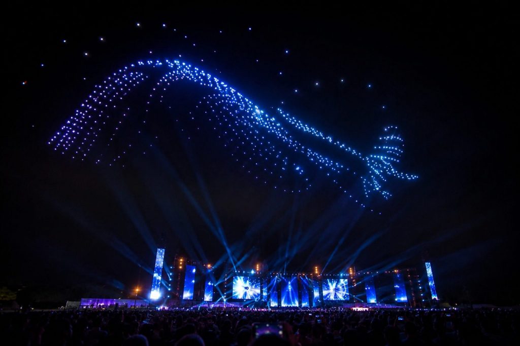 Spectacle de drones synchronisé avec la musique et les éclairages lors d’un show en plein air